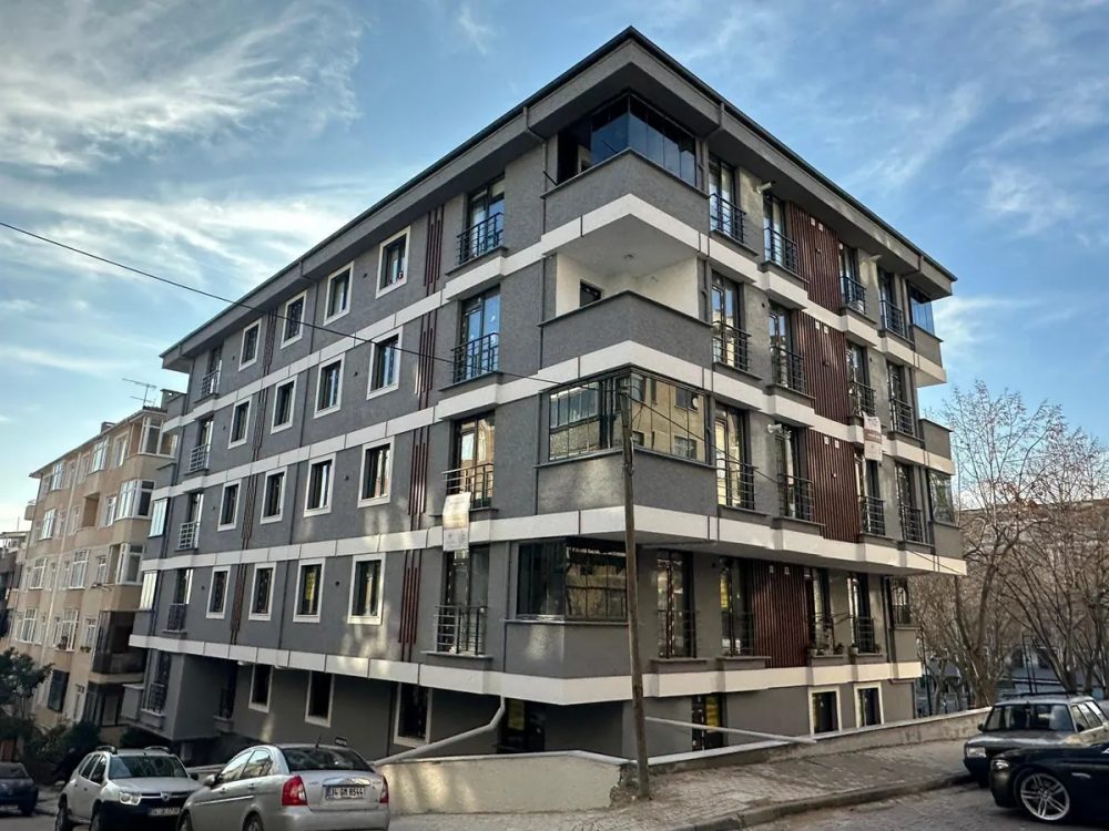 Dış cephe boyaması tamamlanmış dört katlı bina